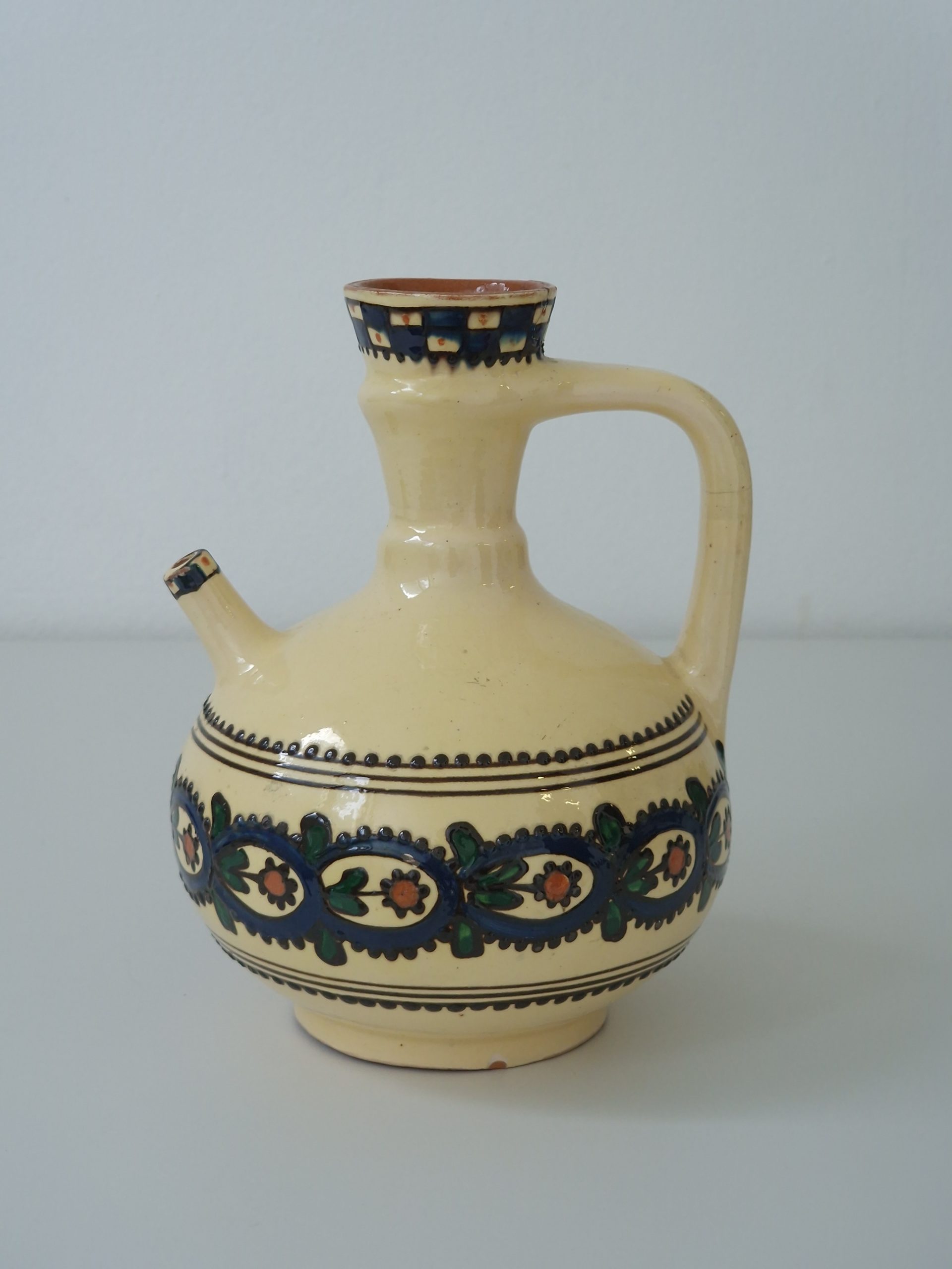 Keramikkanna med handmålat blommönster